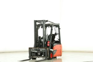 chariot électrique Linde E-20-L-02 (386) capacite 2000 KG trois roues jumelée mat duplex 3140MM