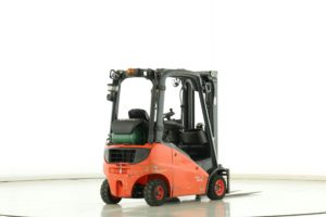 chariot d'occasion gaz Linde H-16-T capacité 1600kg / Mat triplex 4600mm