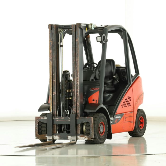 chariot d'occasion gaz Linde capacité 2000kg / Mat triplex 4700mm